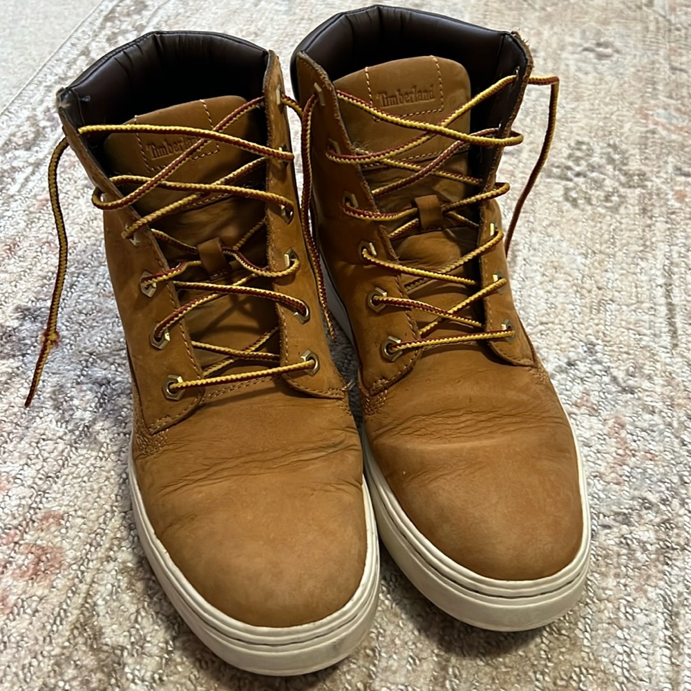 Woman’s Wheat/Nubuck Lace Up Timberland Boots Size 8.5